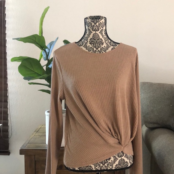 Shein long sleeve side knot shirt. - Picture 1 of 3